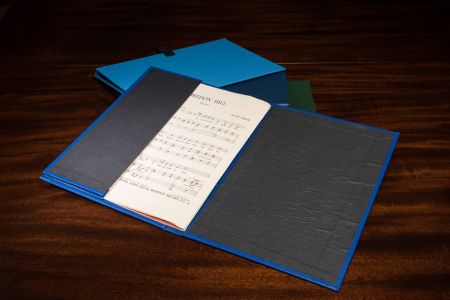 Choir folder with pocket to hold music